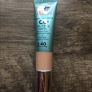 It CC+ oil-free matte poreless finish cream